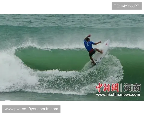 冲浪选手挑战巨浪失败，冲上岸后对镜头比耶